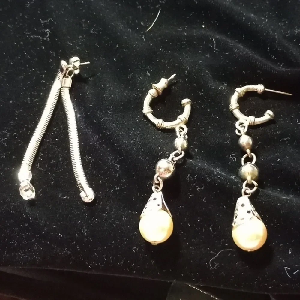 Two pair of vintage earrings (E014)